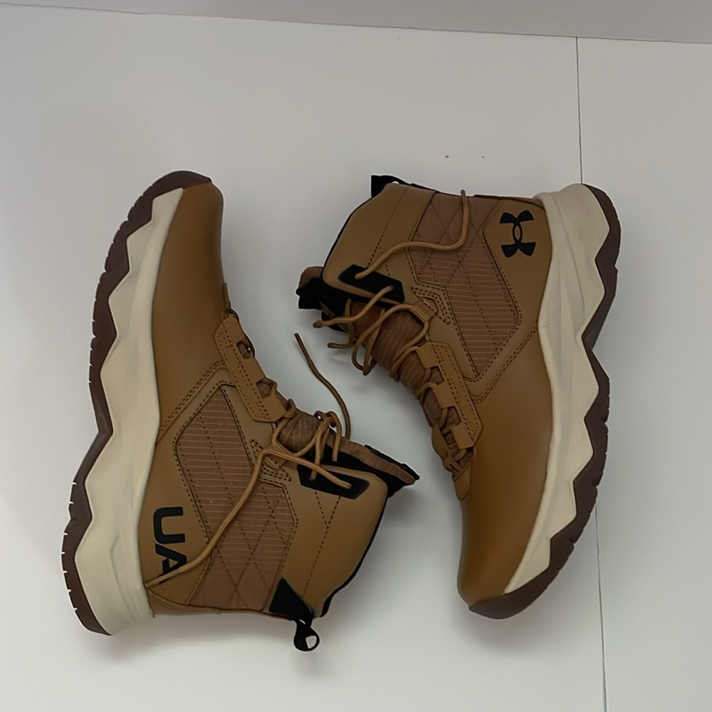 Under Armour UA GS Stellar G2 6” boot. Size 6Y, light brown and white. Height 6”